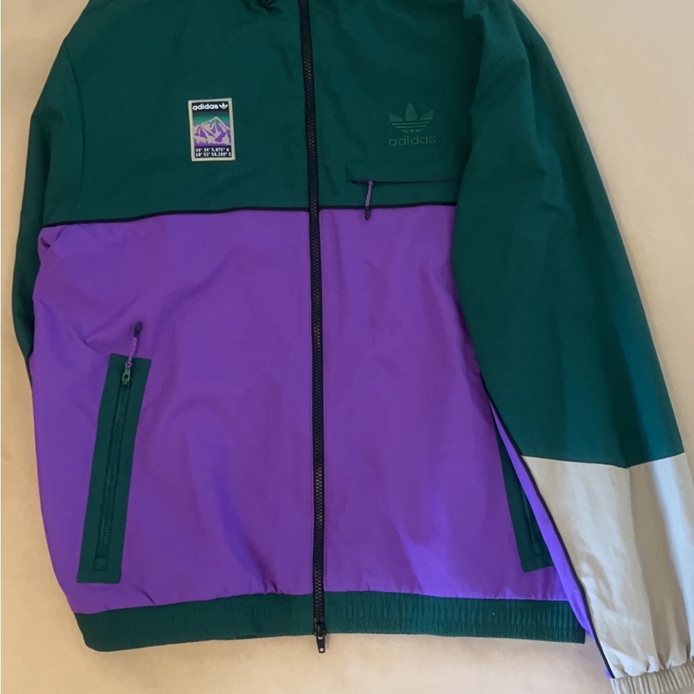 Women’s/ Men medium multi color windbreaker no tag but not used